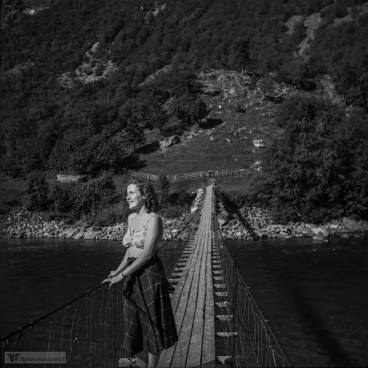 "Tur 1949"..Flatvad, Sunndalen. Brua ble bygd av grunneierne i området, bl.a. fra Flatvad-gardene i 1933. Den ble m.a. bruk av skolebarn i området til de fikk offentlig skyss. Brua gikk under navnet "Brooklyn"..Den ble erstatta med bilbru i 1990..Kilde: Driva 20.06.2014 og 27.06.2014