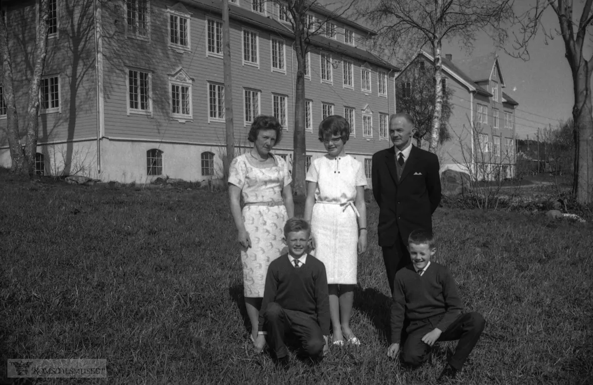 "april-mai 1964. Konfirmasjon. Signe. Sva? Talset".."Trepekkarn"..Skolen ble etablert på Bjørset i 1915..(Se Romsdal Sogelag 1994)