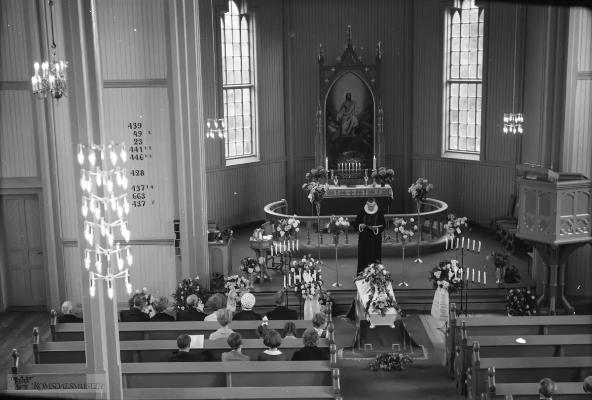 "Midttuns gravferd 08.06.1968" Begravelsen til skolestyrer Hermann Midttun f.15.09.1879 d.04.06.1968, Gravferd fra Røbekk Kirke.