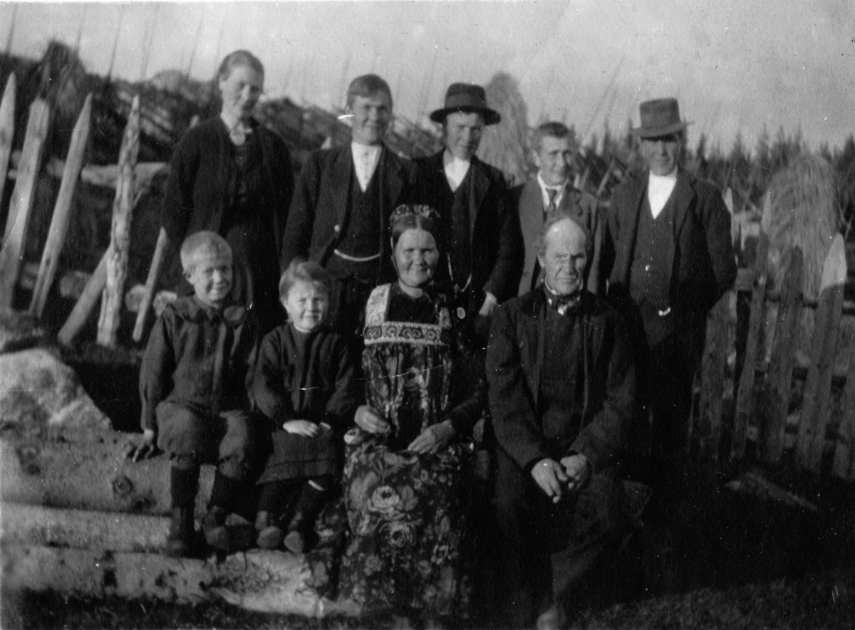 Gruppe
Framme frå v. Ivar Rust, Olaug Rust, Anne Laggarbråten Rust og Ola Rust.
Bak frå v. Kari, Olav, Arne, Hermund og Ola Rust.