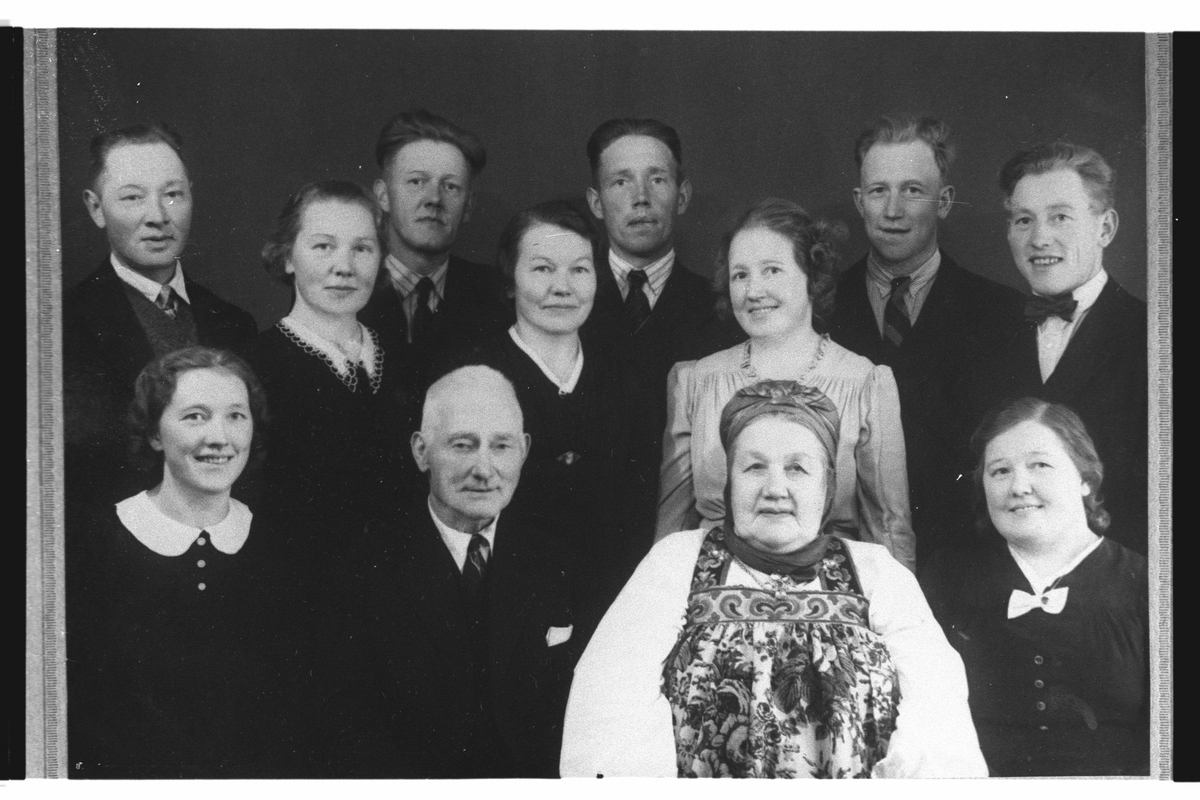 Familiebilde,
Ståande bak frå v. Ola Bakken Grov, Kari Bakken Lien, Fingar Bakken, Anne Bakken Tamburplass, Olav Bakken, Birgit Bakken Gjerden, Knut Bakken, Ingvar Bakken.
Sitjande framme frå v. Margit Bakken Knaldre, Thor Bakken, Randi Brenno Bakken og Borghild Bakken Ingesen.