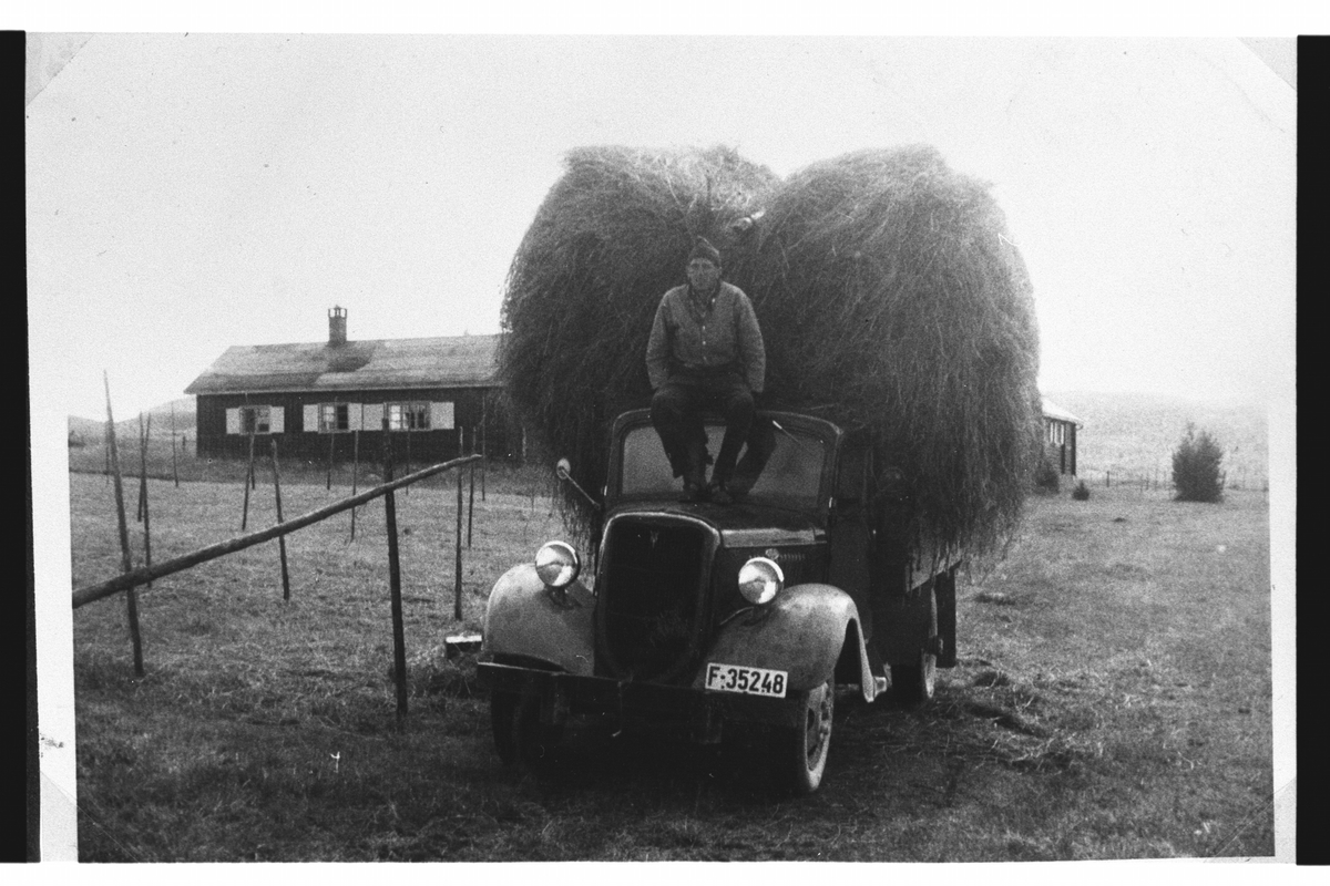 Høykjøring med lastebil.
Hovda 1969. Lastebilen til Ola O. Skredderberget reg nr. F-35248
På lasset er Ola S. Skredderberget.