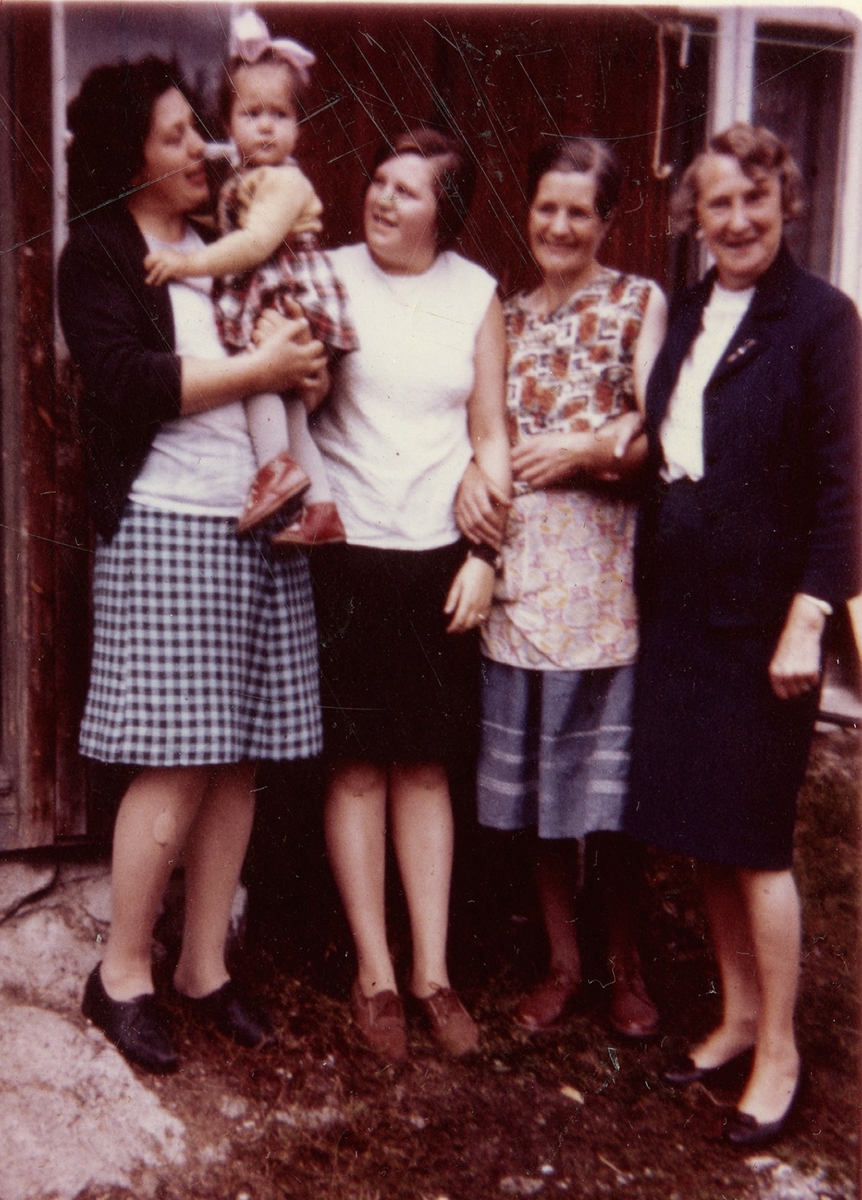 Frå v.Margit Berget Engeset m.Astrid på armen,Birgit Berget Gjøysdal,Anne Knaldre Berget og denne er ukjent.