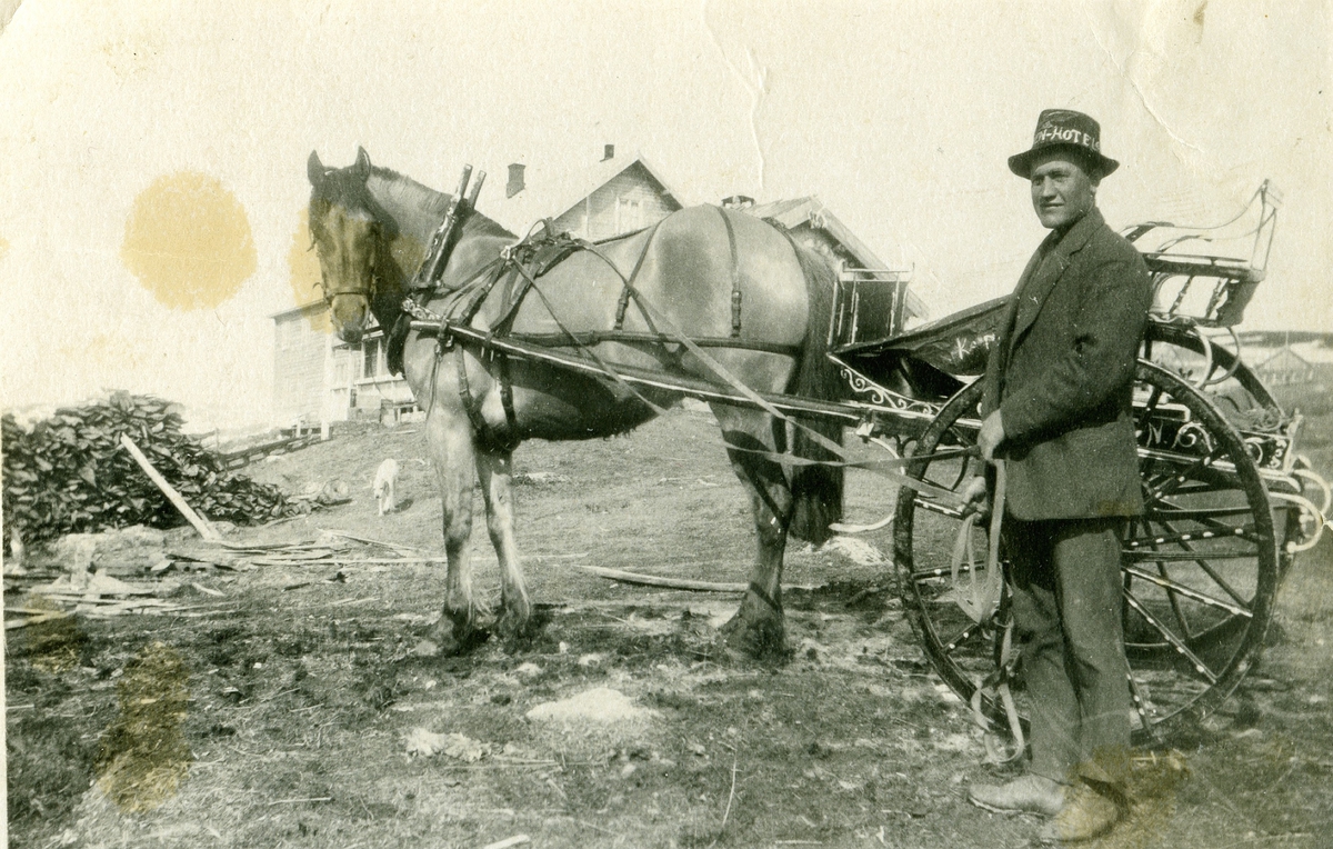 Hest,reisekjerre,jakke og bukse.
Arne Rust som Skysskar på Kamben Hotel.