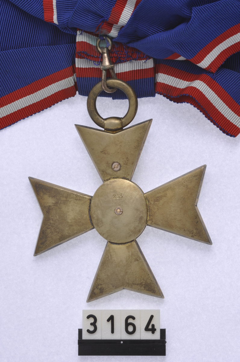 Victoria Orden, Krasjan og kors med skulderbånd, begge merket 253. Etuiet er merket G. C. V. O. 