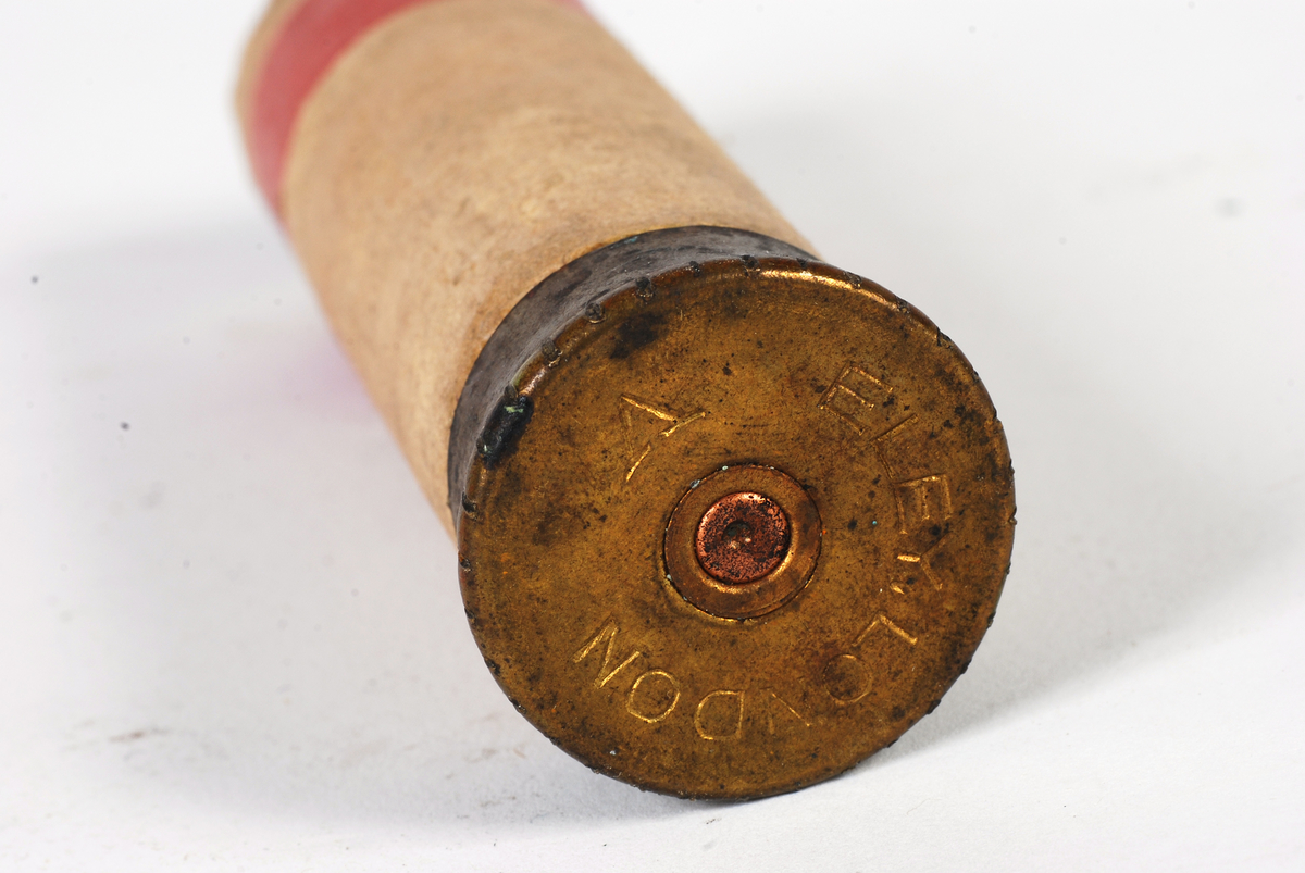 9,8 cm . papphylse med messingbunn .
Merker :	ELEY.  LONDON .   V.	