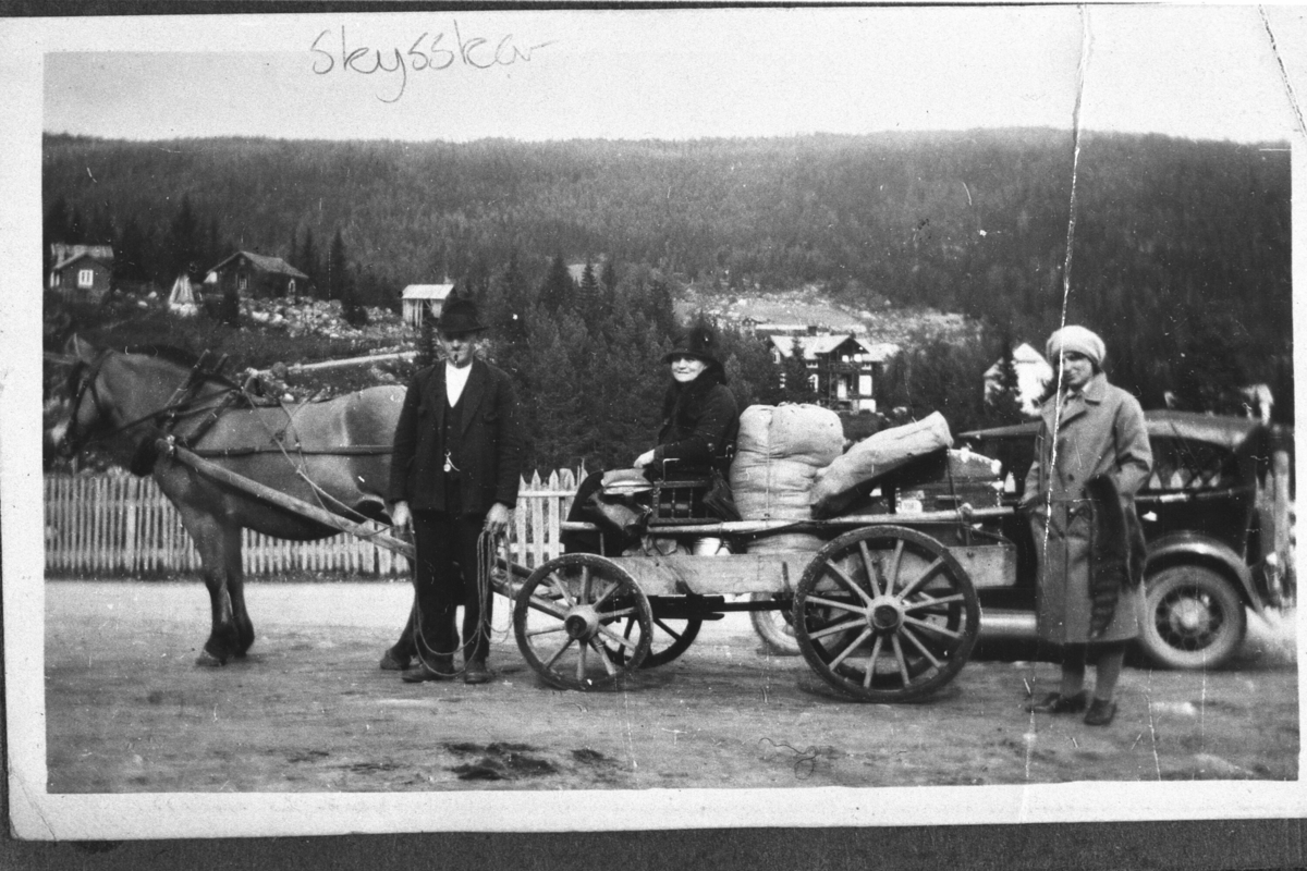 Lassekøyrar.
Ivar Brennhovd til venstre er køyrekar. Bilen i bakkant er truleg ein Ford A 1930-31.