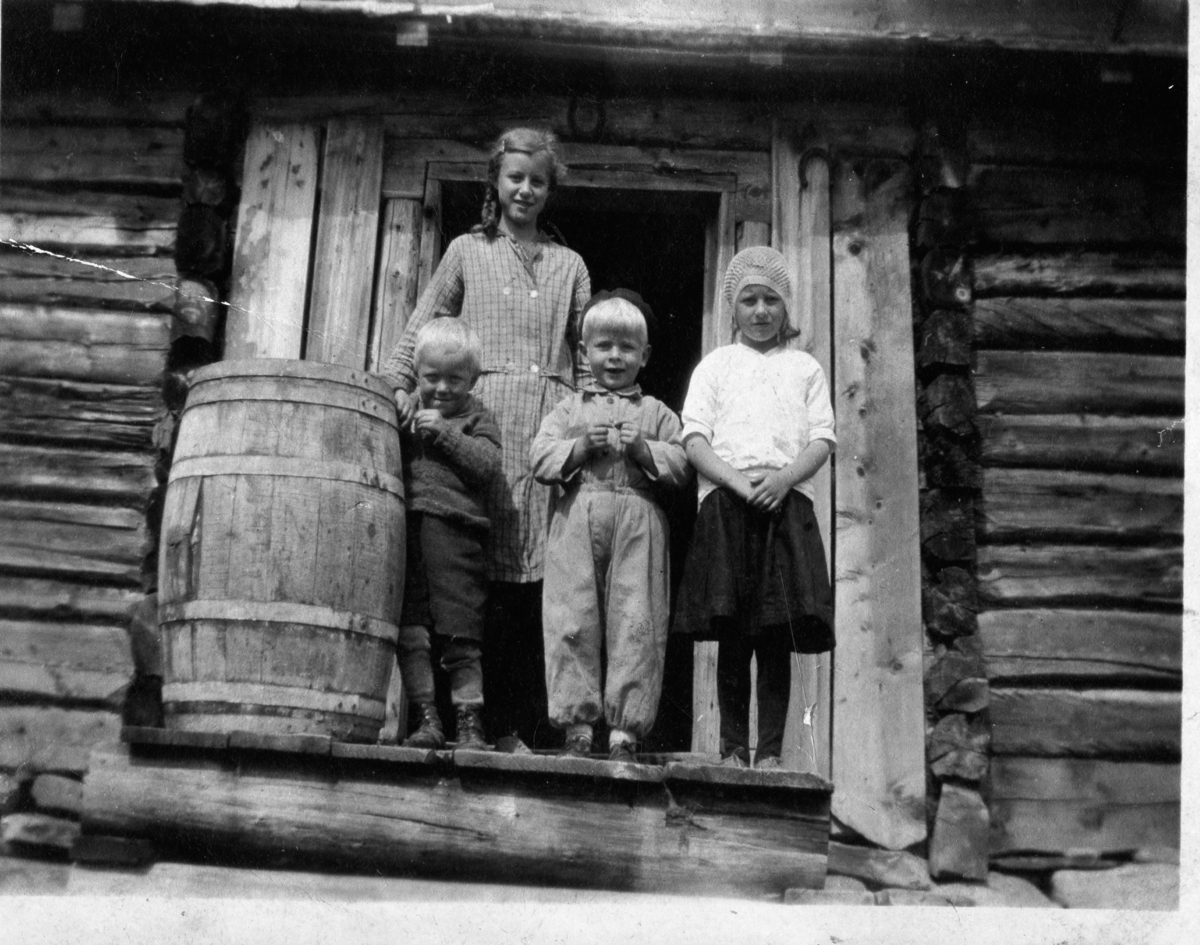 Gruppebilde,skjørt,kortbukse,genser,bluse,øltunne og kjole.Framme frå v.Steingrim Haugen, ukjent, Anna Eidsvall. Bak står Guri Eidsvall
