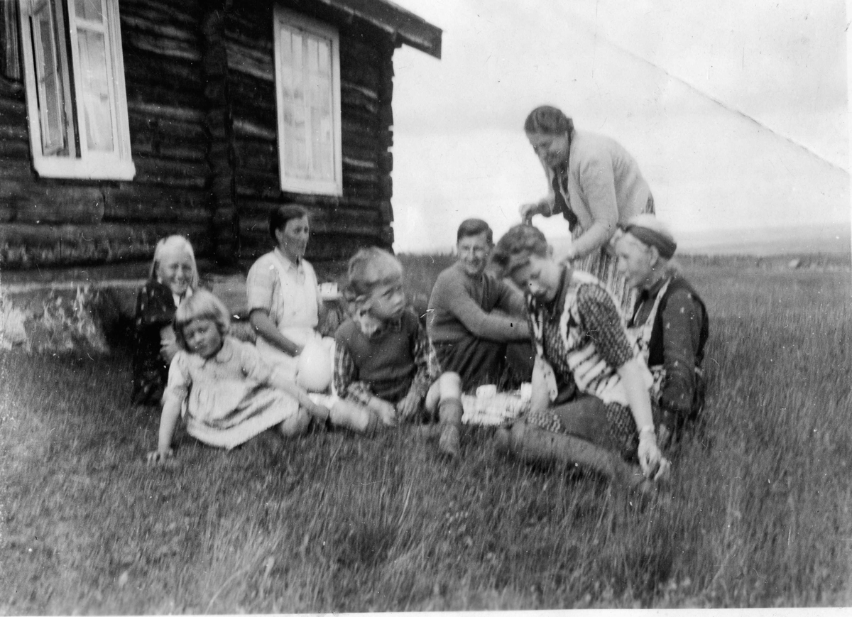 Gruppebilde kaffeselskap på Kamben,kjole,forkle,stølsbu.frå v.Ragnhild Haugen,Gunhild Haugen,Live Stake Haugen,Steingrim Haugen,dei andre er byfolk.