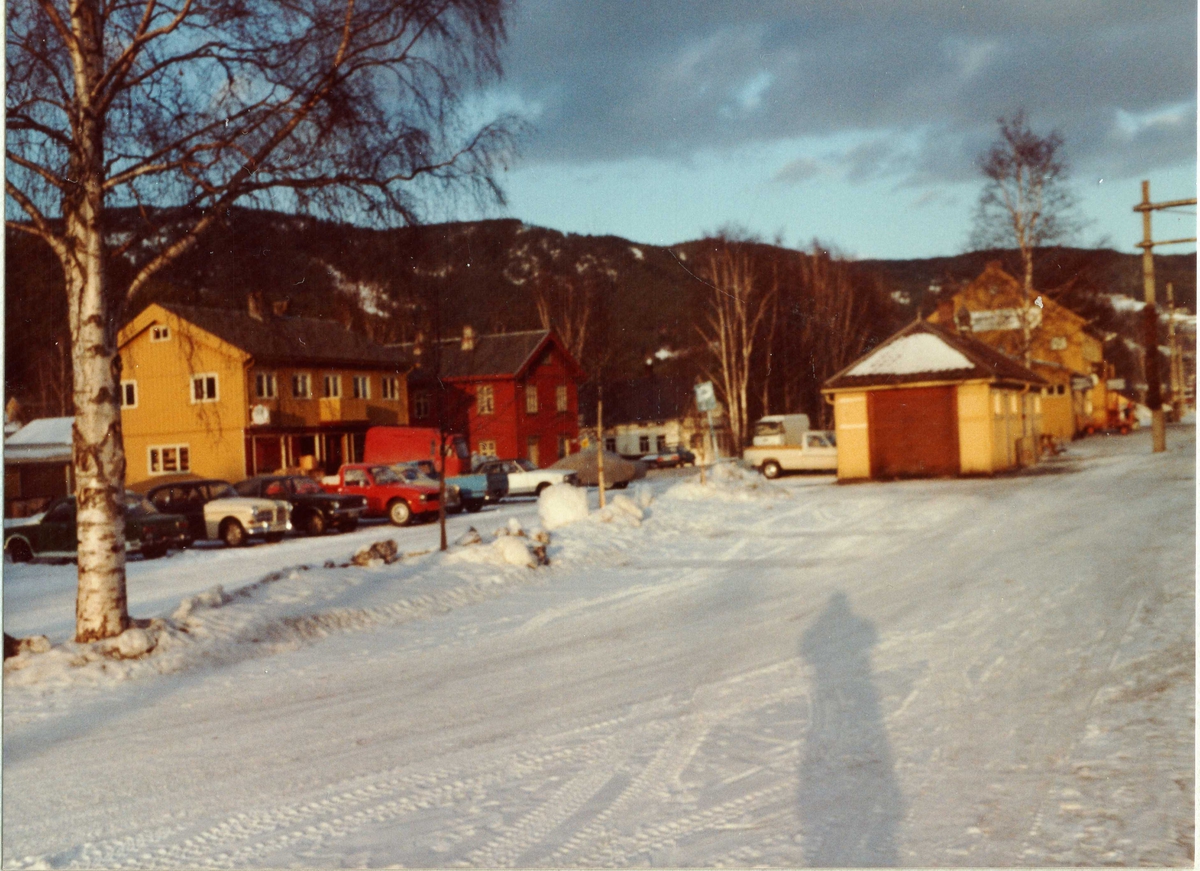 Området ved Gol stasjon 1986. Gol postkontor. Hesla hotell i bakgrunnen.