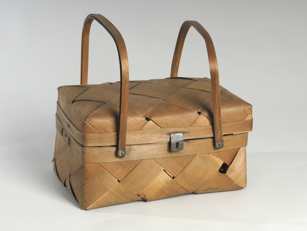 Form: Firkantet med lokk og 2 hanker. 