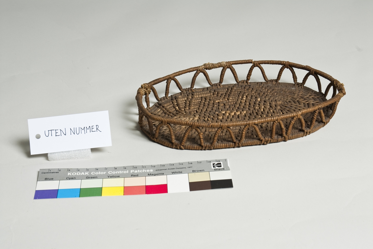 Oval brødkurv. Bunnen i tett mønsterbinding. Gjennombrutt side med siksak bord. 