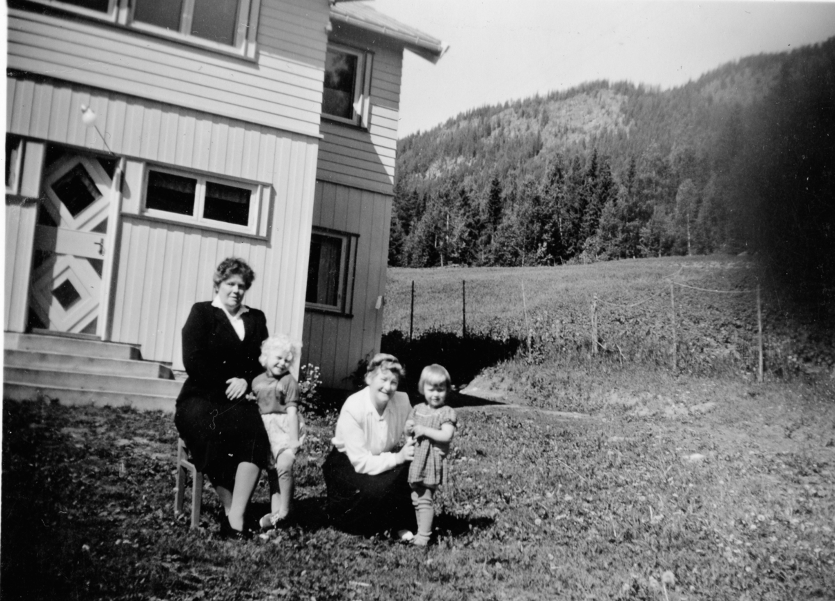 Frå v.Jenny Johannesen,Ingebjørg Løvdokken,Nella og Arnhild Løvdokken.