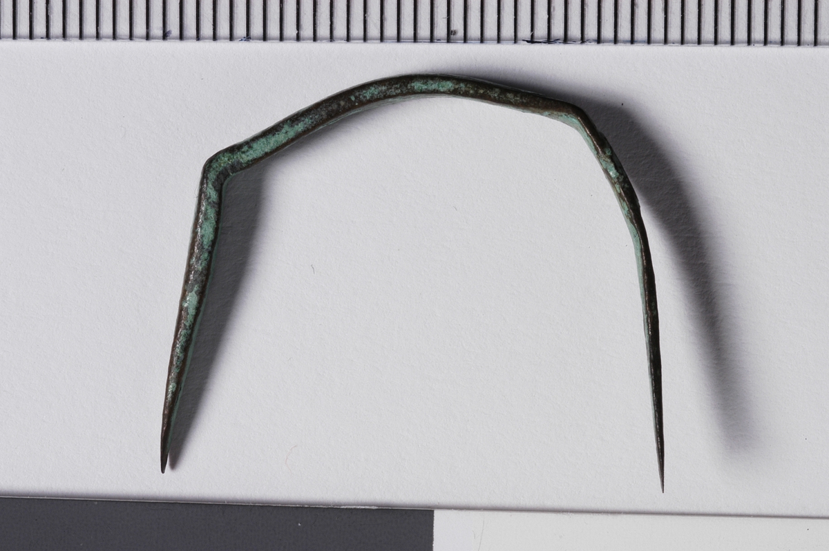 MALV: L. 24 MM, BÅNDETS B. 3 MM, OMBØYET I U-FORM OG TILSPISSET I ENDEN. 