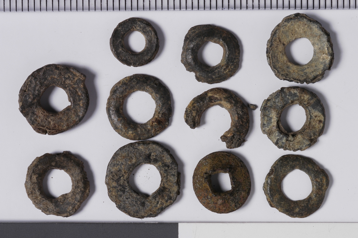 MALV: DIAM. 8-10 MM, RUND SKIVE MED HULL I. HULLENE SYNES FOR STORE TILÅ VÆRE ROPLATER. LIGGER SAMMEN MED MALJENE. 