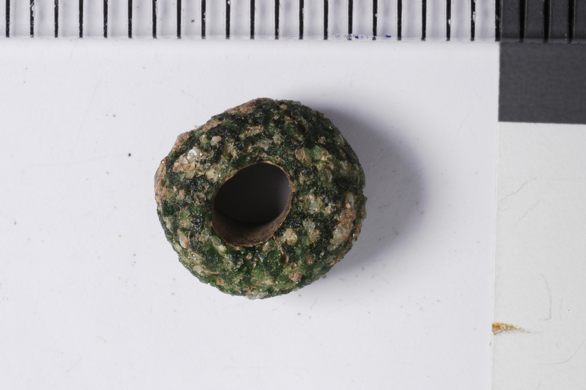 MALV: DIAM. 8, 5 MM  T. 5 MM, KULEFORMET M. AVFLATETE POLER. SPETTET OVERFLATE. 