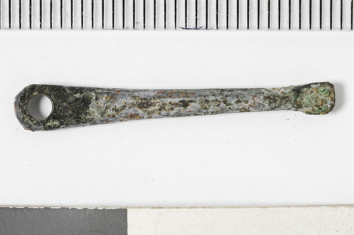 MALV: L. 31  ST. B. 4, 5 MM, BÅNDFORMET, FORMET SOM EN EN TORN, MEN FLAT. AVRUNDETE ENDER - SOM IKKE ER LIKE BUEDE. RESTER AV EN STIFT SITTERIGJEN I DEN SMALESTE ENDEN. 