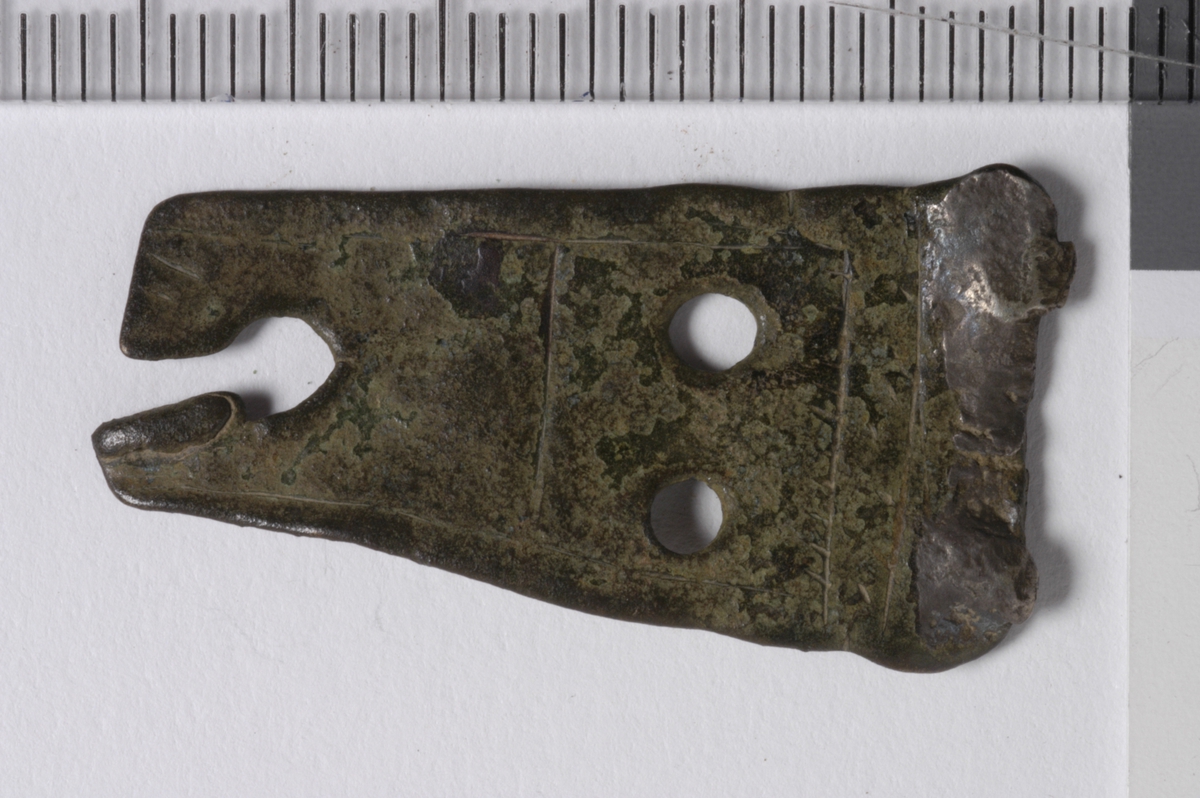 MALV: L. 32  ST. B. 17 MM, TRAPESFORM. TRE HULL HVORAV ET ER FRAGMENT. RESTERAV HEMPE ? PÅ BAKERSTE KORTSIDE. STREKDEKOR. 
