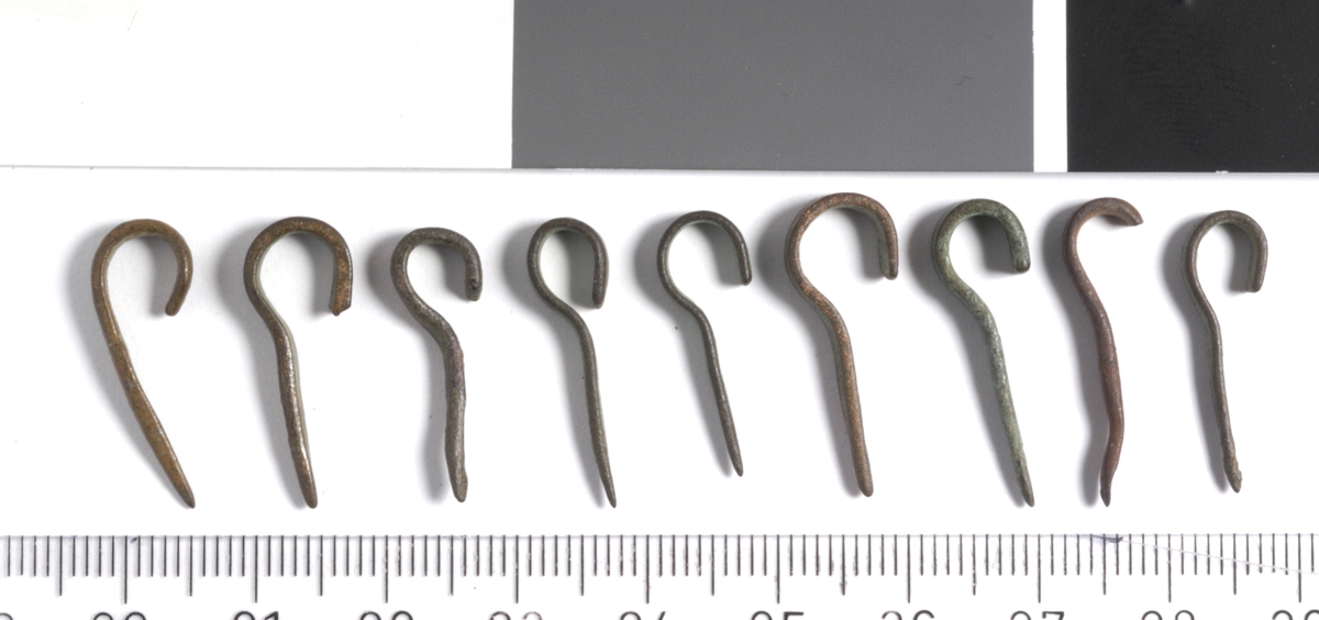 MALV: L. 25-22, 5, B. 2, 5-3, T. 1, 1 MM, 2, 5-3 MM BREDT BÅND SOM ER OMBØYET I ENE ENDEN OGTILSPISSET I ANDRE. 