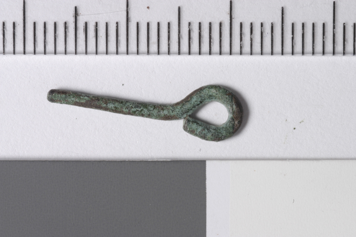 MALV: L. 22, B. 2, T. 1, 5 MM, 2 MM BRED TRÅD OMBØYET TIL ØYE I ENE ENDEN, TIL-SPISSET I ANDRE. 