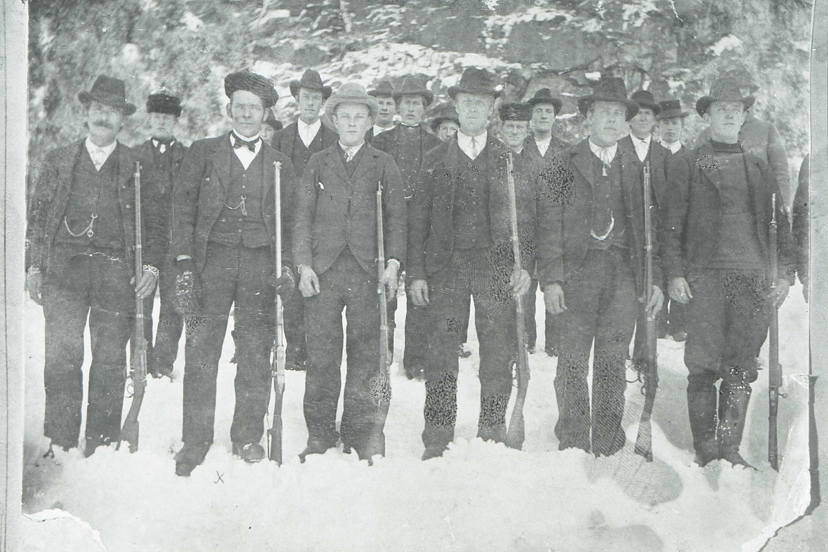 Rotneim skytterlag i 1905.Skyttarane har 3 krag,2 Jarmangevær og 1 Lundsgevær
Frå v. dei me ser tydeleg:Kåre Rotneim,Sevat Bjella Teigen Bjørn Ursdalen,Ole Haavelmoen,Haakon Storlien,Ola Roen,Sander Sire,Ole Torshaug, Helge Liahagen,Knut Otterdokken,Halvor Torshaug, formann Arne Underberget,Ola Rudningsdokken og Torlev Bjella.