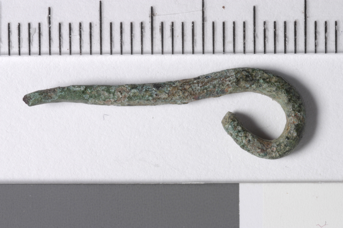 MALV: L. 27, 3  DIAM. 2, 1 MM, TRÅD MED DIAMETER 2, 1 MM ER OMBØYET TIL ØYE I ENEENDEN OG TILSPISSET MOT ENDEN (DEN ENE ER AVBRUKKET). 