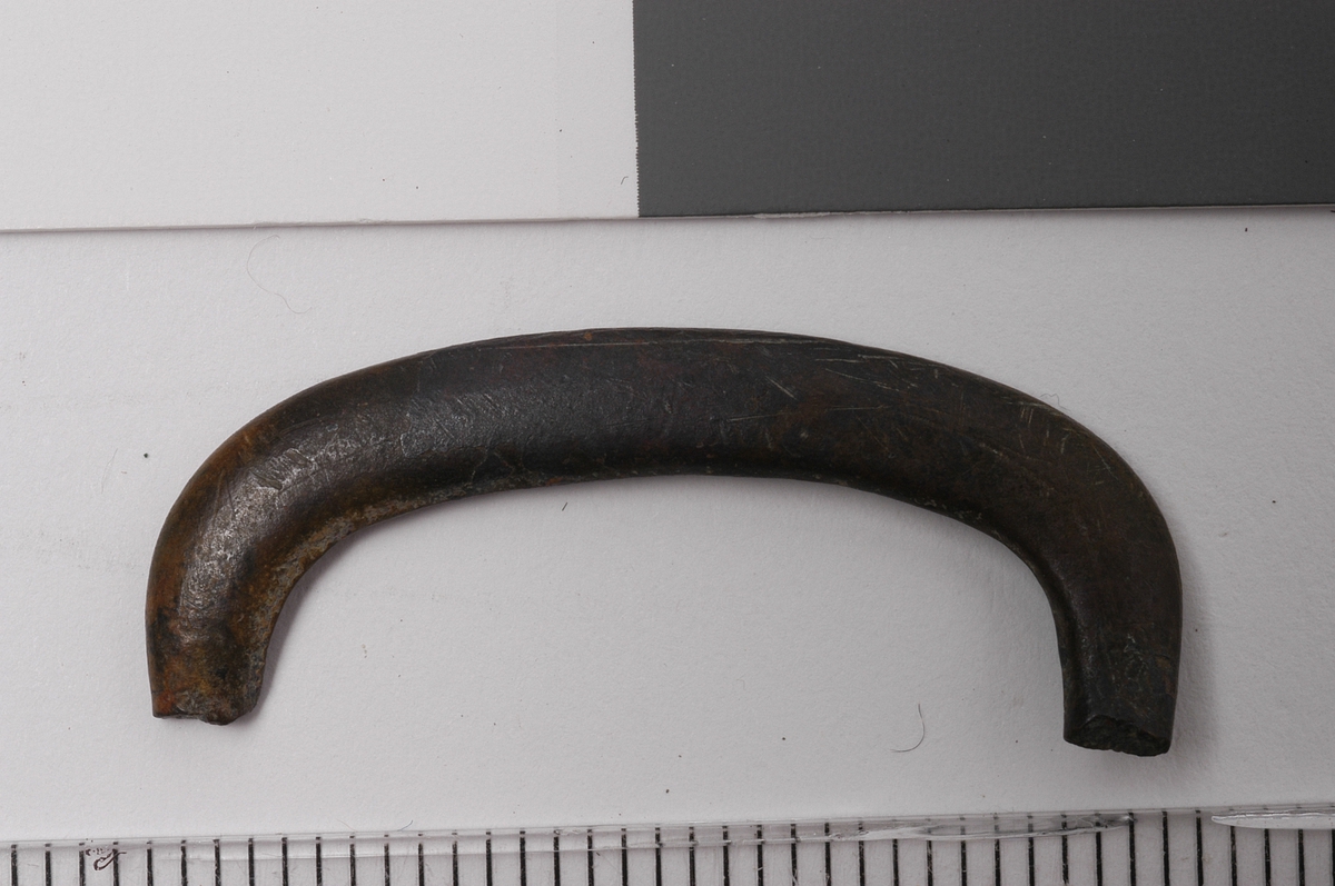 MALV: B. 31 B. PÅ RAMMEBÅNDET 4 MM, STØPT, UTEN DEKOR. TORNEN MANGLER. 