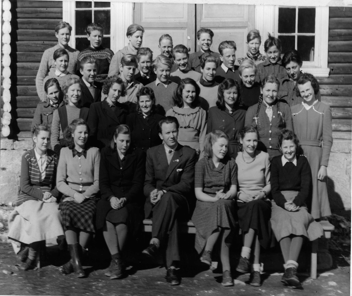 Framhaldskulebilde Gol 1950.
Fyrste rekkje frå v.
Åse Slettemoen,Berta Sortebråten,Ida Nylende,Edin Morken,Bjørg Hovde,Anne Kjersti Hagen,Ida Køso
Andre rekkje frå v.Ove Blakkestad,Kari Olava Midtgård,Ingrid Olavsbråten,Kristi Marken,Inger Johanne Båstrand,Randi Engene,Marie Brennhovd,Bergljot Brenno
Tredje rekkje frå v.Gunnar Stake,Olav Rust,Audun Øynebråten,Oddmund Lagmansdokken,Harald Hoftun,Olav Venås og Ove Brenno
Fjerde rekkje frå v.Erling Eidsberget,Einar Viko,Birger Bredesen,Oddvar Eiklid.
Femte rekkje frå v.Knut Brenno,Ole Kristian Turhus,Leif Hansegård,Torleif Hatten,Kåre Engene og Nils Krusedokken.