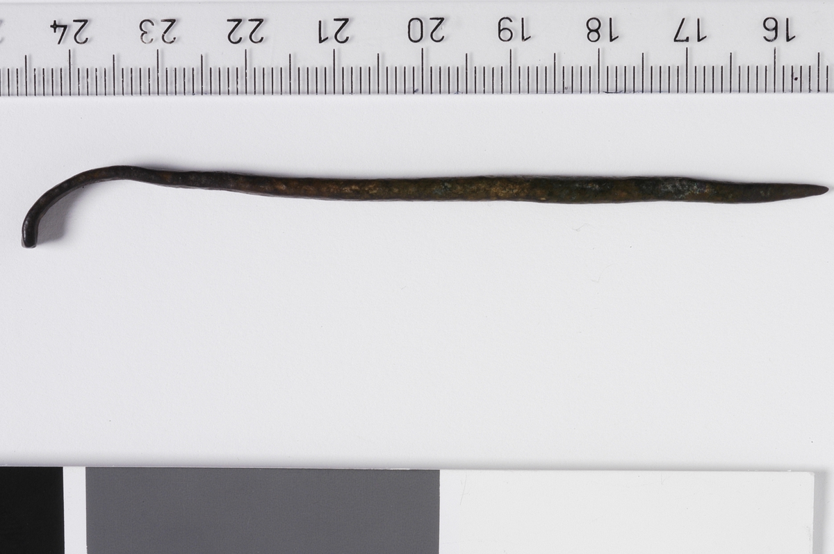 MALV: L. 92 B. 3, 4 MM, REKTANGULÆRT TVERRSNITT. TILSPISSET I ENE ENDEN, FLATET UT OG SVAKT BØYET I ANDRE. 