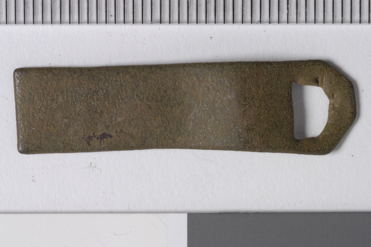 MALV: L. 38  B. 11 MM, BÅNDFORMET - ENE ENDEN RETT AVKUTTET, DEN ANDREENDEN TRESIDET MED HULL. 