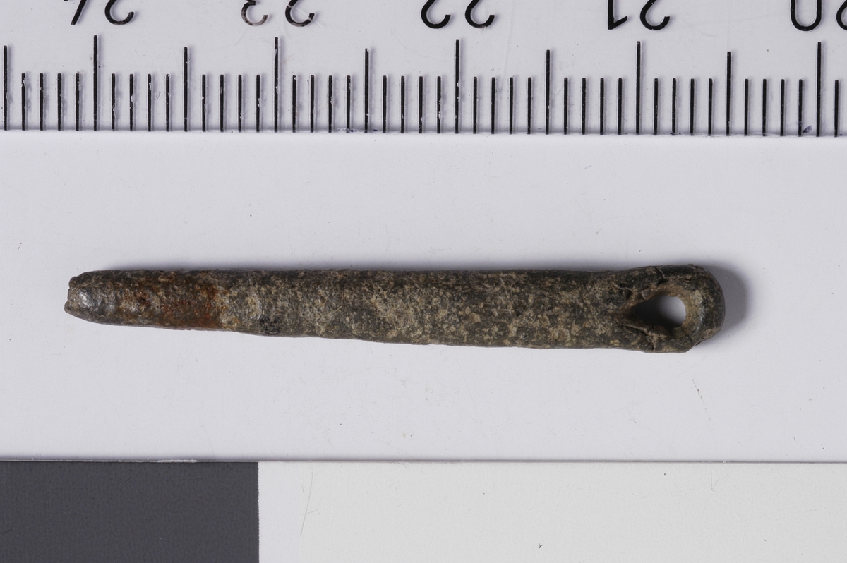 MALV: L. 36, 2  DIAM. 3, 5 MM, HULL I DEN ENE ENDEN - NOE AVSMALNENDE I ANDRE, OGBRUKKET. 