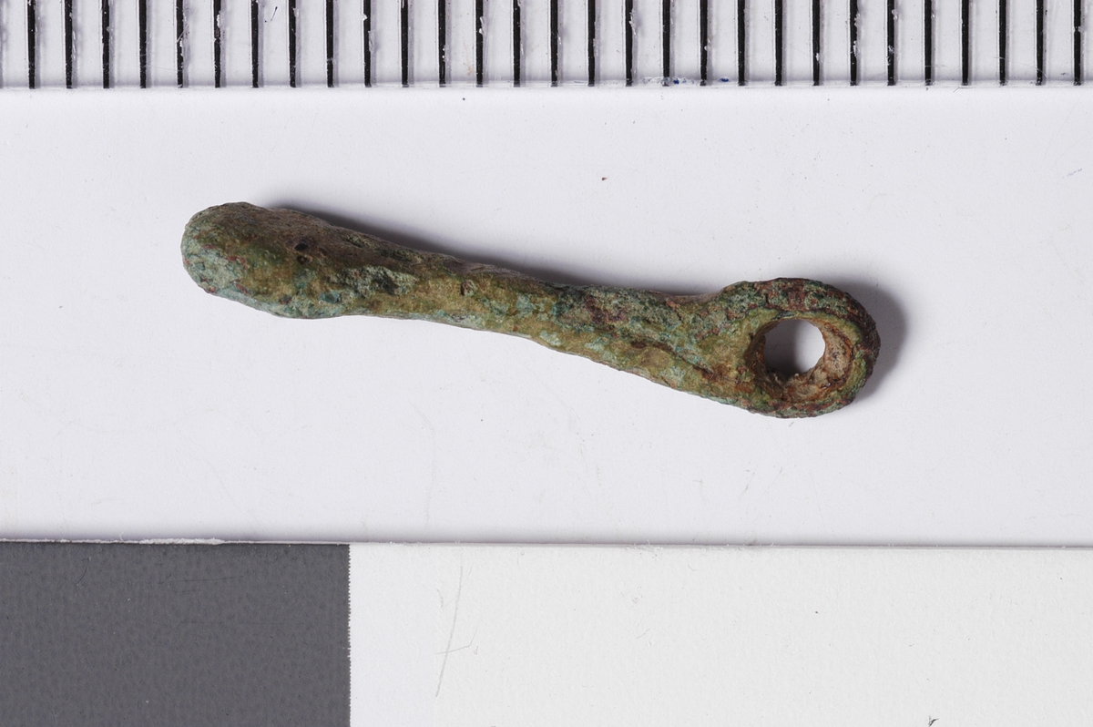 MALV: L. 18, 8 MM, DEN ENE ENDEN UTVIDET, DEN ANDRE HAR ET HULL. 