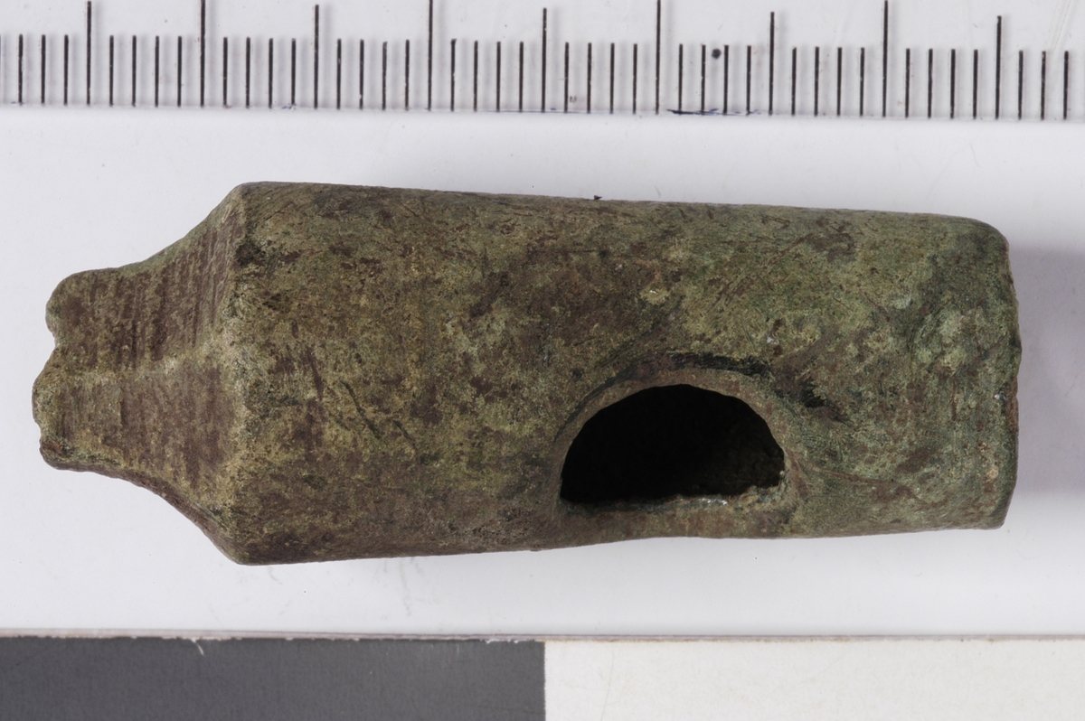 MALV: L. 40 MM ST. DIAM. 16 MM, DEN INDRE BEVEGELIGE DEL AV EN BIERHANE, KONISK, INNSNEVRING ØVERST FOR HÅNDTAK, DETTE ER AVBRUKKET. HUL INNVENDIG. ÅPNING PÅ SIDEN OG I BUNNEN. (S. GRIEG, MIDDELALDERSKE BYFUNN, FIG. 128)