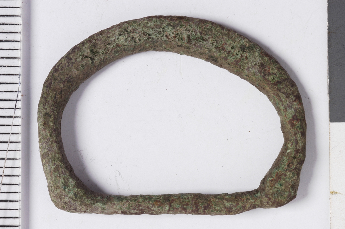 MALV: ST. DIAM. 31 MM, OVAL MED RETT STOLPE. RAMMEN SMALNER MOT STOLPEN, MEN VED OVERGANGEN TIL DENNE ER DET EN LITEN FORTYKNING. 