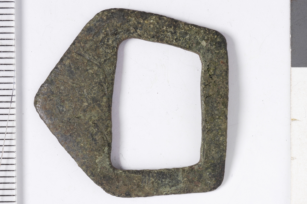 MALV: H. 29 MM L. 30 MM, TRAPESFORMET, DEN BREDESTE ENDEN GÅR UT I EN SPISSFLIK.