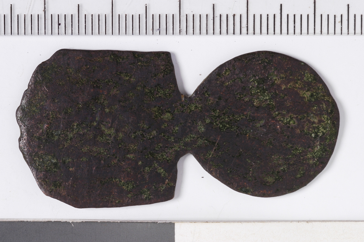 MALV: L. 47 MM B. 23 MM DIAM. 21 MM, PLATE, DEN ENE HALVDELEN ER REKTANGULÆR MED EN BUETSIDE. DEN ANDRE DELEN HAR SIRKELFORM. 