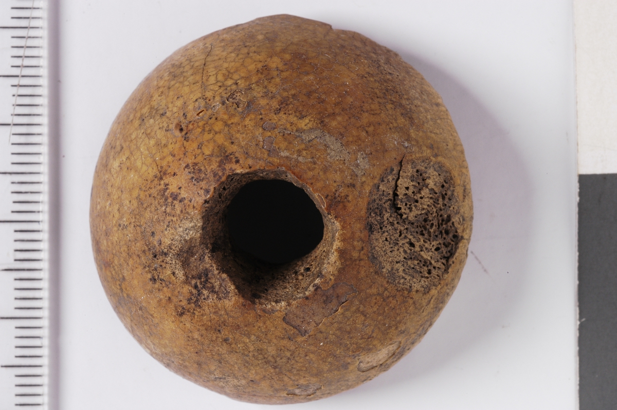 MÅL: DIAM. 38 MM  H. 22 MM, KONISK, LAGET AV EN AVSKÅRET BEINKULE, GJENNOMHULLET. ÅRHUS SØNDERVOLD S. 227, FIG. AVN.