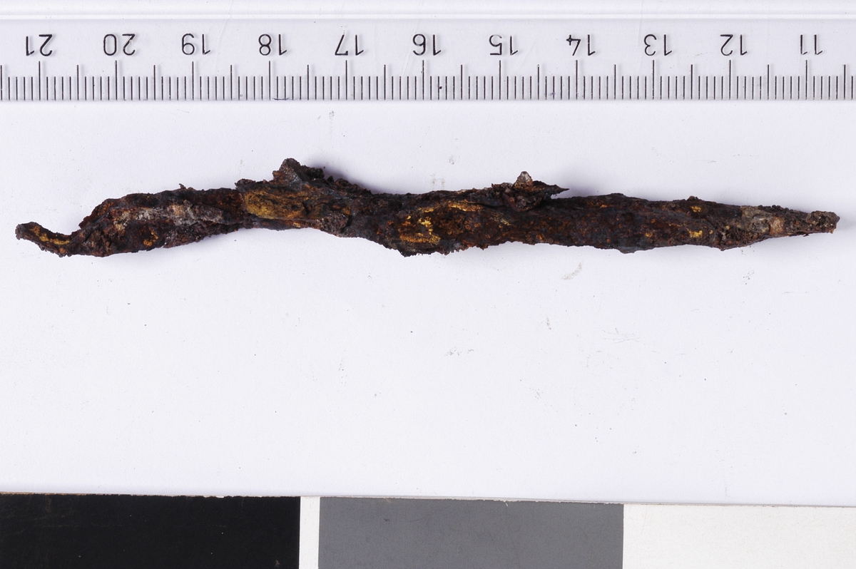 MÅL: L. 108 MM, NEDRE DEL SPIRALVRIDD, ØVERST FLATKLEMT. BRANNSKADD.