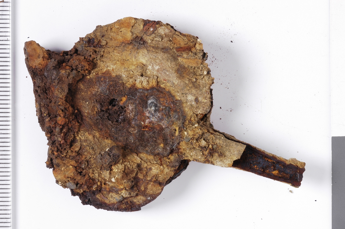 MÅL: L. 8, 2 CM B. 4, 5 CM, BLADFORMET, AVBRUKKET, KORT TANGE.