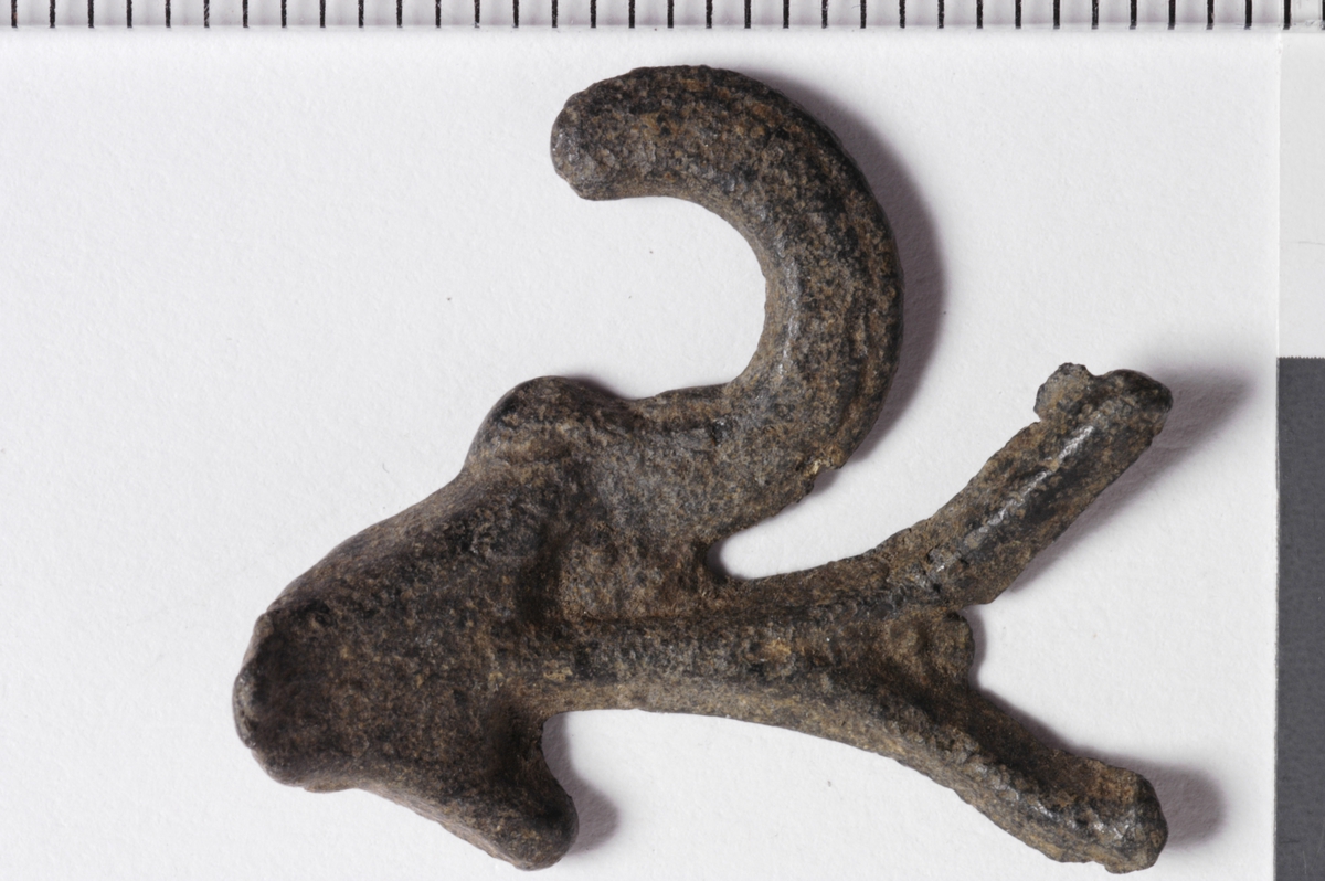 MALV: ST. M. 25 MM, "FLIKET" FRAGMENT - TROLIG FRA EN "UTSKJÆRT" ELLERKLIPPET FIGUR. 