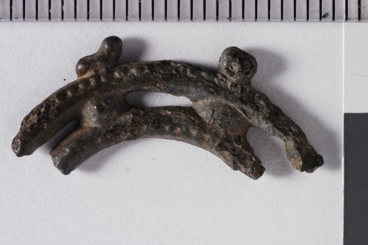 MALV: ST. M. 24, 1  T. 2 MM, 2 BURFORMEDE OG PARALLELT GA??EDE SRENGER SOM ERFESTET SAMMEN. 