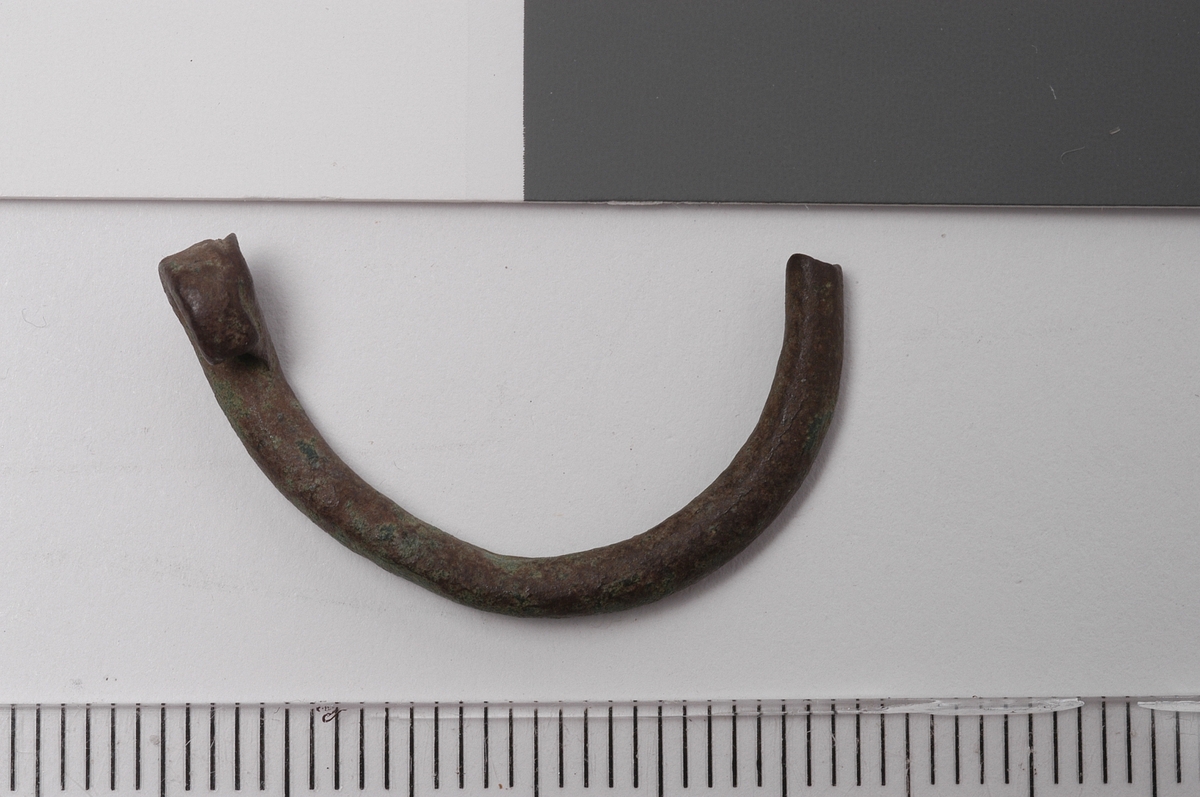 MALV: ST. M. 28  B. 2 MM, FRAGMENTET LIGNER EN HALVPART AV EN "HESTESKOSPENNE"SE HK 5414. 