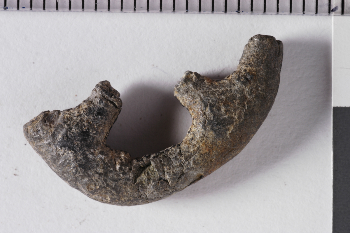 MALV: ST. M. 21  T. 0, 4 MM, TILSKÅRET? PRYDFRAGMENT. 