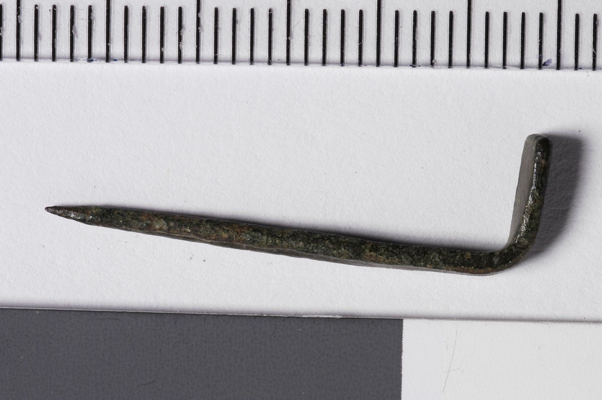 MALV: L. 18 B. 3 MM, TEN, TILSPISSET I ENE ENDEN, AVFLATET, BREDERE OGOMBØYET I RETT VINKEL. SE HK 4827. 