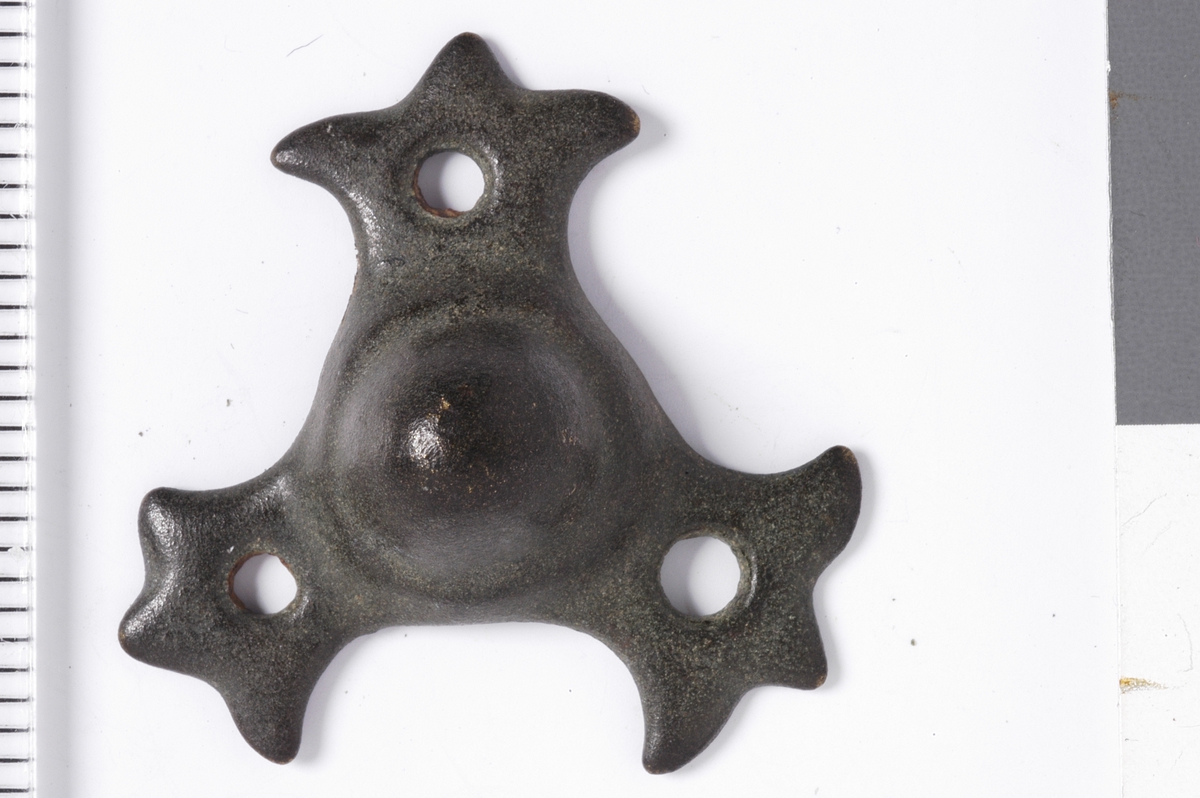 MALV: ST. M. 24, 5 MM, ET TREFLIKET BESLAG MED BUKKEL I MIDTEN. HULL I HVERFLIK. 