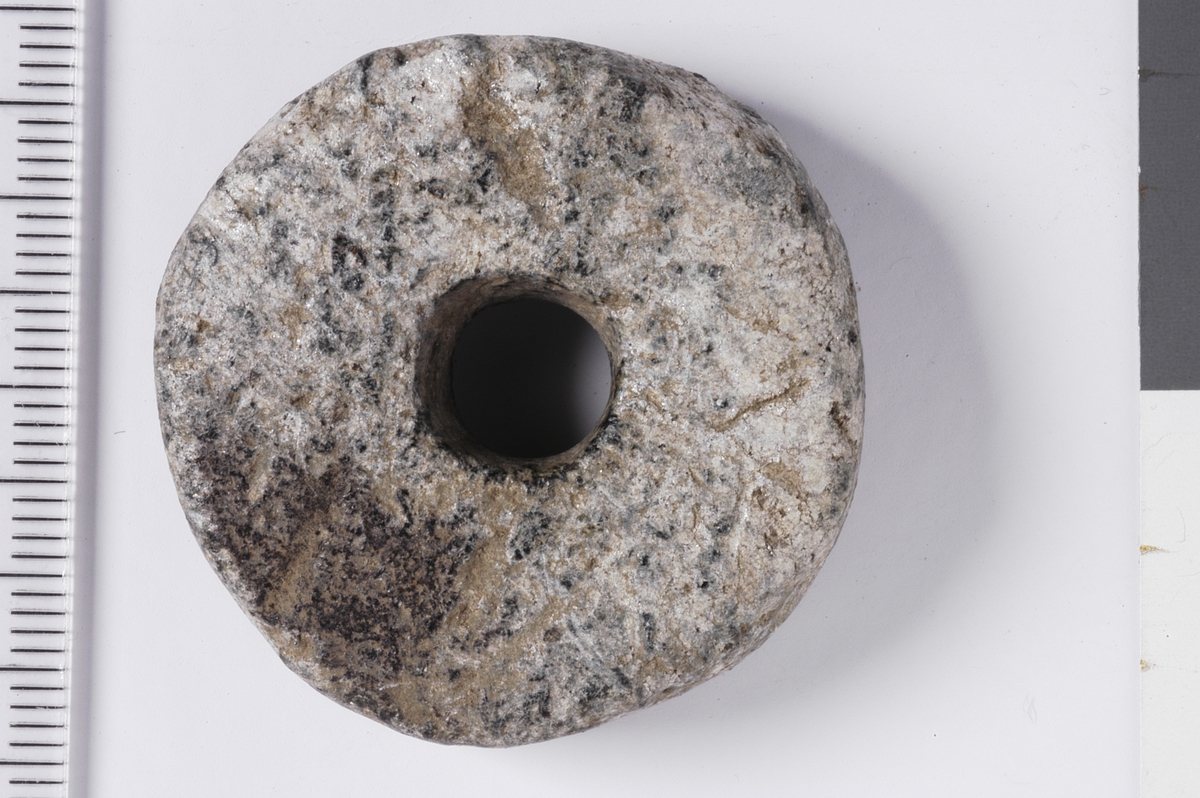 MALV: DIAM. 37, 1 H. 11, 5 MM V. CA 30 G, TYDER PÅ SEKUNDÆR BRUK, NOE RESTER AV SOT. 