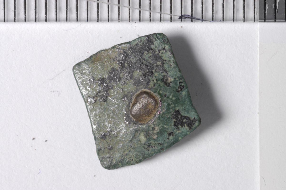 MALV: 10*11, 5  T. 1 MM, FIRKANTET PLATE MED GJENNOMGÅENDE STIFT. KAN VÆREROPLATE TIL EN NAGLE. 