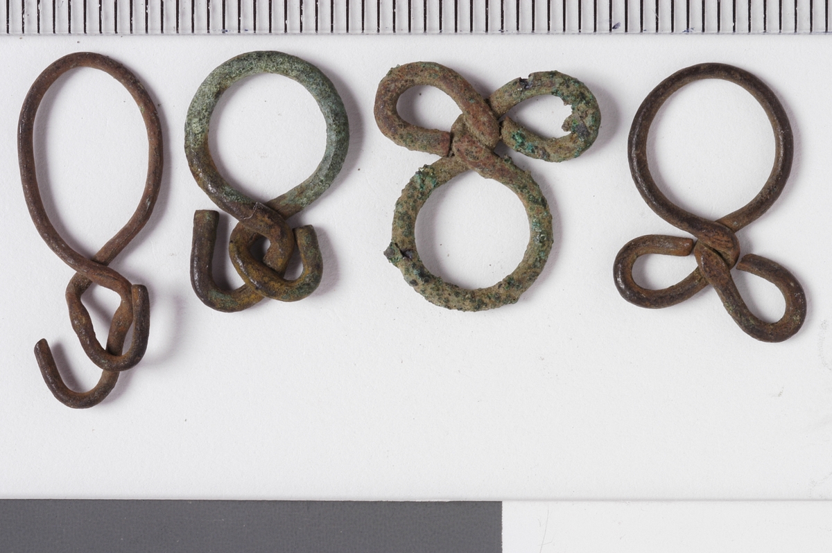 MALV: L. 16, 5 RINGENS DIAM. 10, 5 MM, EN RUND TEN SOM DANNER EN RING OG HVOR ENDENE BØYESOM HVERANDRE. 