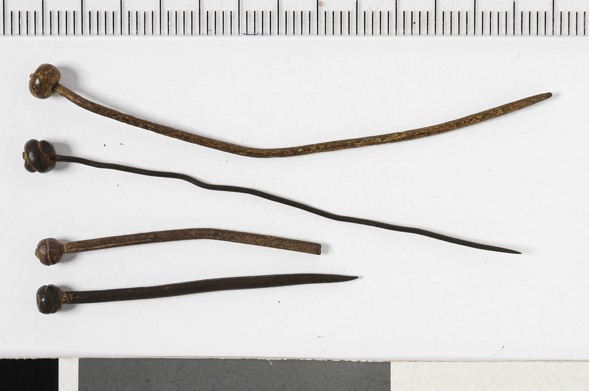 MALV: L. CA. 65 D. 1-1, 5 HODETS. D. 4, 5 MM, HODET LAGET VED Å TVINNE EN TRÅD 2-3 GANGER RUNDT OGFESTE DET TIL NÅLEN. 