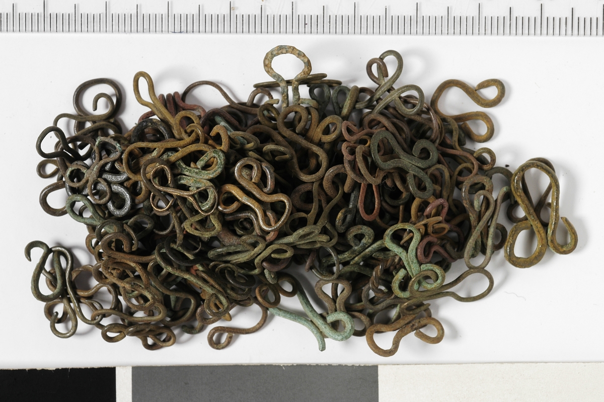 2 hekter og 139 hemper av metalltråd.